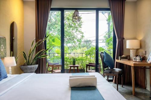 King Room with Garden View image 7