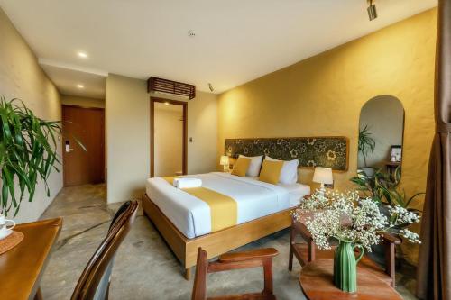 Deluxe Double Room with Balcony image 4