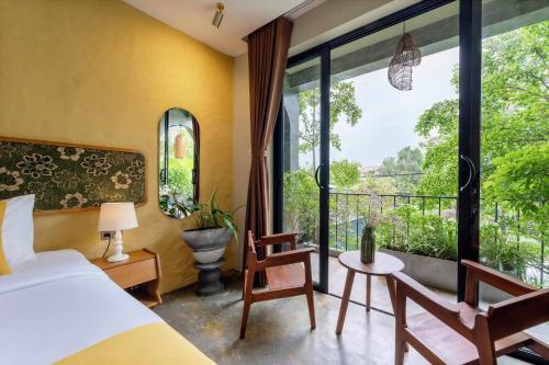 King Room with Garden View image 10