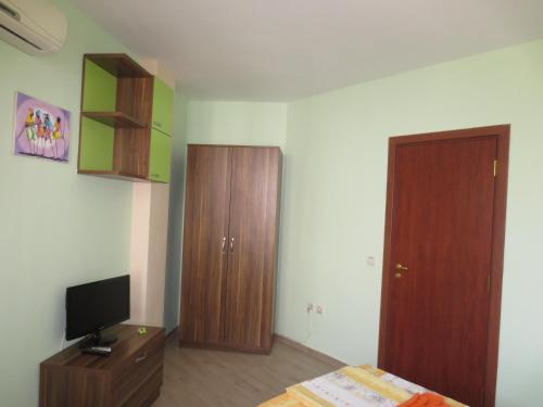 FANTASY APARTMENTS - Photo 2