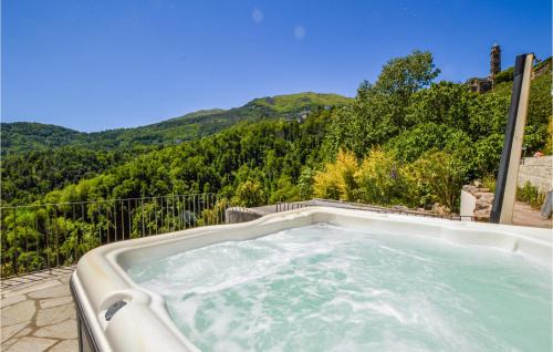 Peldbaseins, 2 Bedroom Stunning Apartment In Carcheto Brustico in Piedicroce