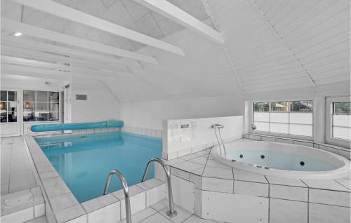 Swimming pool, Beautiful Home In Vggerlse With 6 Bedrooms, Sauna And Wifi in Vaeggerlose