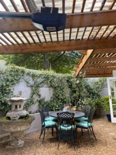 ระเบียง/ชานเรือน, Gorgeous, private cottage in prestigious Newlands. near สวนพฤกศาสตร์แห่งชาติคีร์สเตนบอสช์