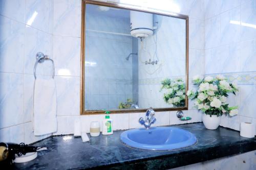 Fortune Home Service Apartment,2Bhk, D-198,SAKET