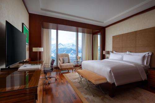 Club Level, Guest room, One King, City & Mountain View