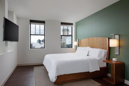 Guest room, 1 King, City view