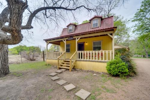 Studio Cabin in Fredericksburg with Shared Hot Tub!