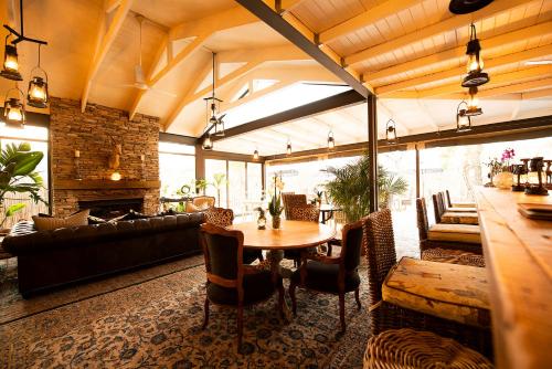 453833691 Safari Moon Luxury Bush Lodge
