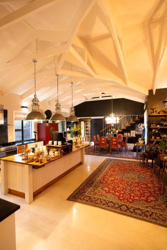 453833712 Safari Moon Luxury Bush Lodge