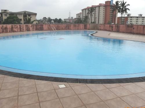 Swimming pool, Colombo 9 - 3BR Fully Furnished Luxury Apartment in Wellampitiya