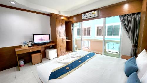 Deluxe Double Room with Balcony image 10