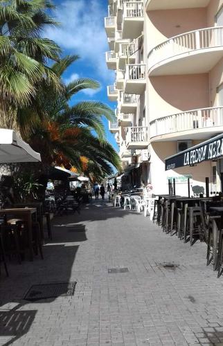 Suite beachfront near the station and Port, 5 beds in Civitavecchia Town