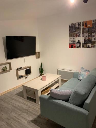 L'appart du bourg - 4 chambres lits doubles - sur 2 niveaux - 2 salles de bain - séjour avec espace salon et cuisine équipée ouverte sur le séjour -