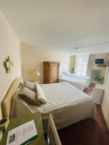 1 king bed, 2 twin beds