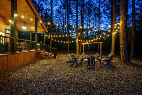 Brand New Luxury 2 Bedroom with Loft and Spa Sleeps 10 in Broken Bow, USA
