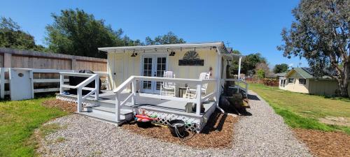 Rustic, country farmstay with friendly animals close to wineries and hiking