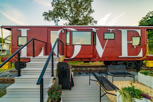 Train Caboose & River Views Near Downtown