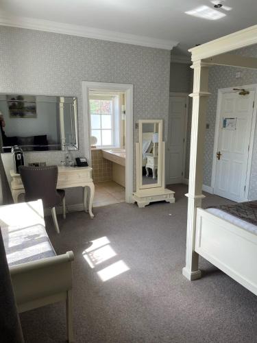Inglewood Manor - main image
