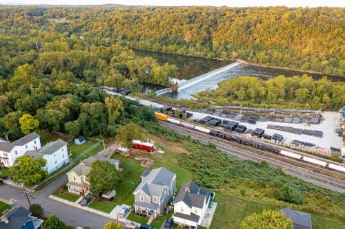 Train Caboose & River Views Near Downtown