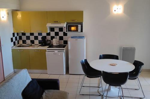 Duplex 6 pers proche circuit Paul Ricard Le Castellet avec piscine in Син