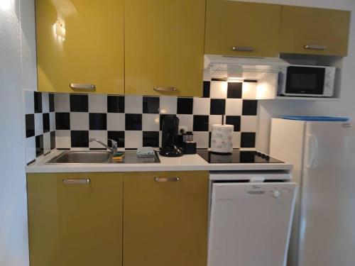 Duplex 6 pers proche circuit Paul Ricard Le Castellet avec piscine in Син