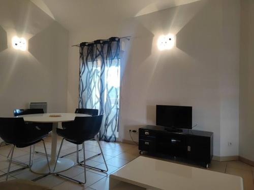 Duplex 6 pers proche circuit Paul Ricard Le Castellet avec piscine in Син