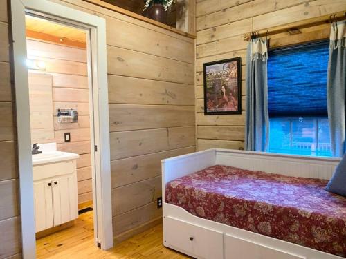 Log Cabin Walkable to Lake Lure & Chimney Rock - Blue Skies
