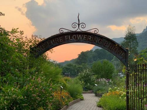 Log Cabin Walkable to Lake Lure & Chimney Rock - Blue Skies