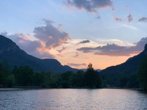 Log Cabin Walkable to Lake Lure & Chimney Rock - Blue Skies