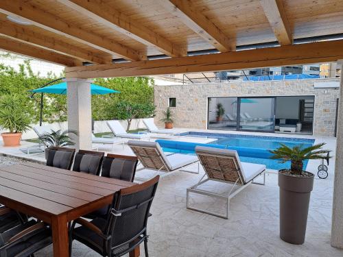 VILLA ENJOY LUX private heated pool in Split