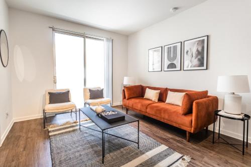 Spacious 2BR Near Santa Monica Beach, Walk Everywhere! detail