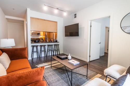 Spacious 2BR Near Santa Monica Beach, Walk Everywhere! detail