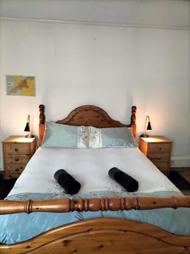 1 queen bed, 1 sofa bed