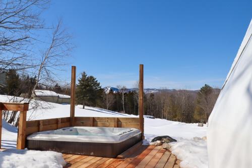 อ่างแช่น้ำร้อน, Mi-clos - luxury pods with private jacuzzi and sauna in ออร์ฟอร์ด (QC)