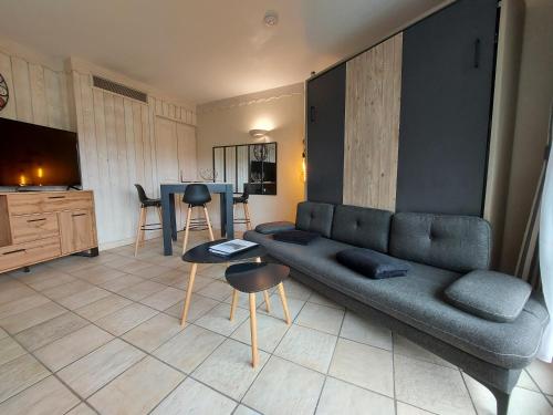 Rare : au bord du lac d’Annecy, cosy appartement en rez de jardin avec terrasse privative