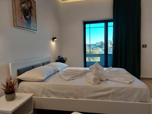 Triple Room with Balcony image 10