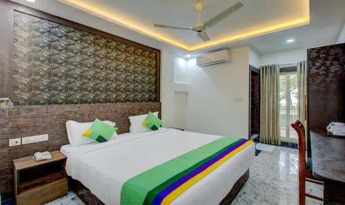 Standard Room With King Bed room in Treebo Love Shore Residency 290 M From Lakeshore Hospital