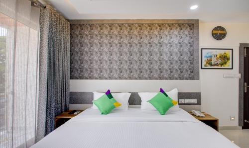 Deluxe Room With King Bed image 3