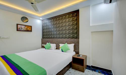 Standard Room With King Bed image 4