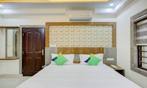 Superior Room With Living Area & Balcony image 6