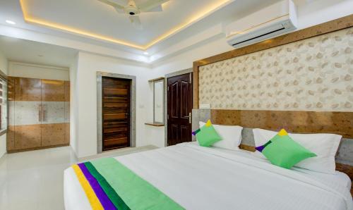 Superior Room With Living Area & Balcony image 7