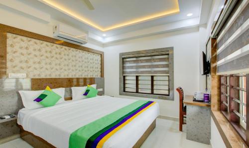 Superior Room With Living Area & Balcony image 8