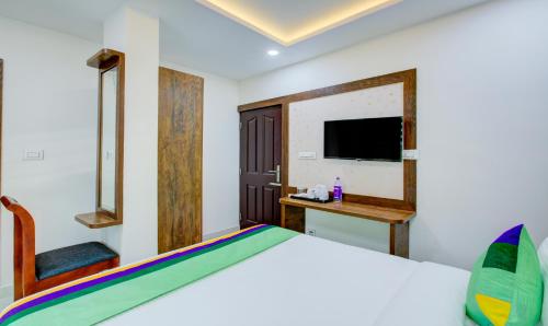 Economy Room With King Bed image 3