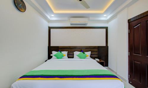 Economy Room With King Bed room in Treebo Love Shore Residency 290 M From Lakeshore Hospital
