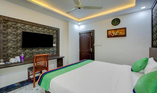 Standard Room With King Bed image 5