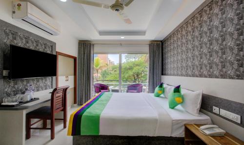 Deluxe Room With King Bed image 5