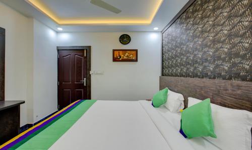 Standard Room With King Bed image 3