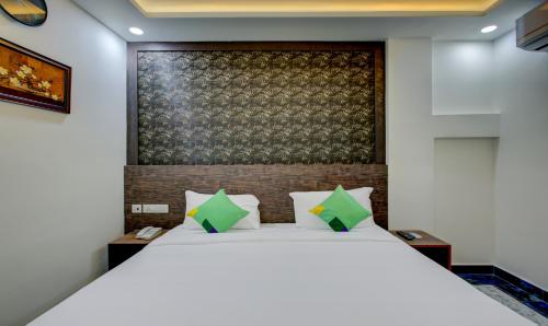 Standard Room With King Bed image 2