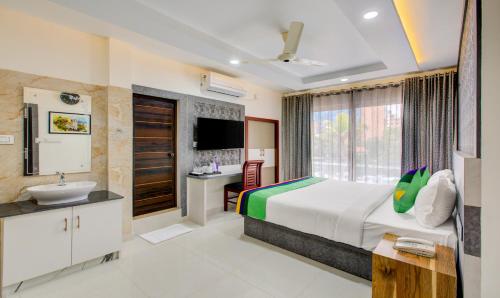 Deluxe Room With King Bed room in Treebo Love Shore Residency 290 M From Lakeshore Hospital