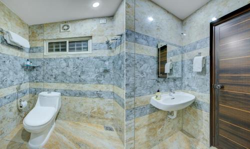 Superior Room With Living Area & Balcony image 1